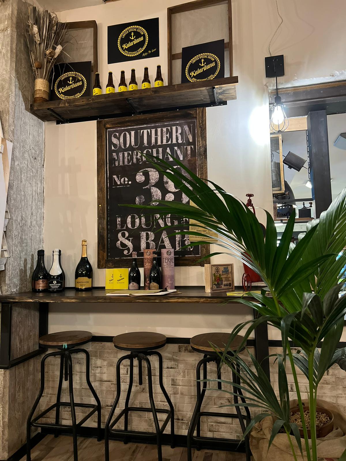 Area bar del ristorante con design industriale e piante