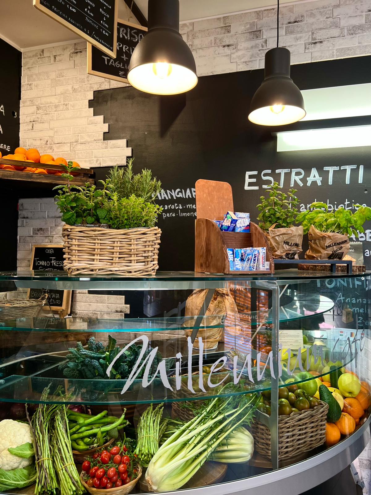 Interno del ristorante Millennium con verdure fresche e design moderno