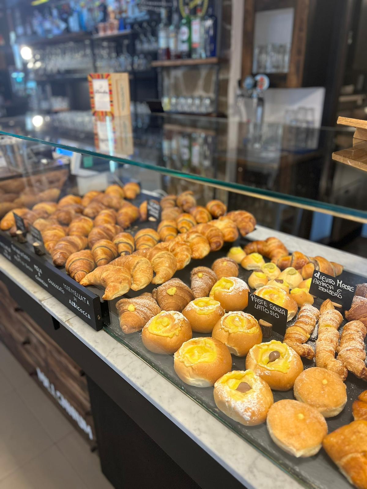 Vetrina con cornetti, dolci e prodotti da forno freschi